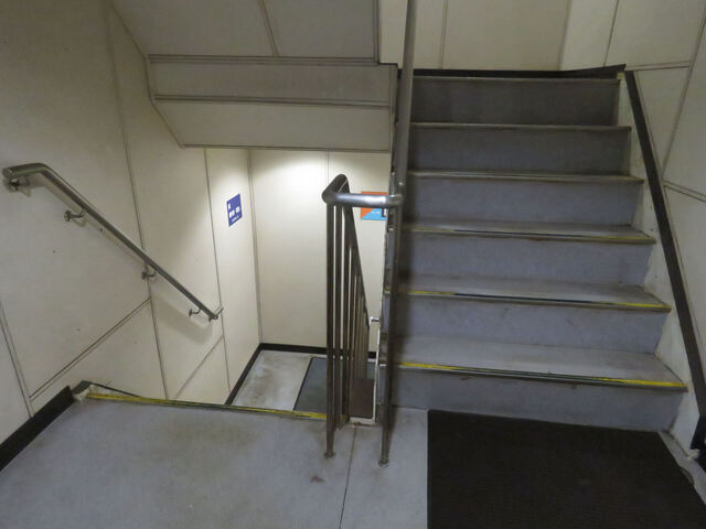 さんふらわあしれとこ客室階段.jpg