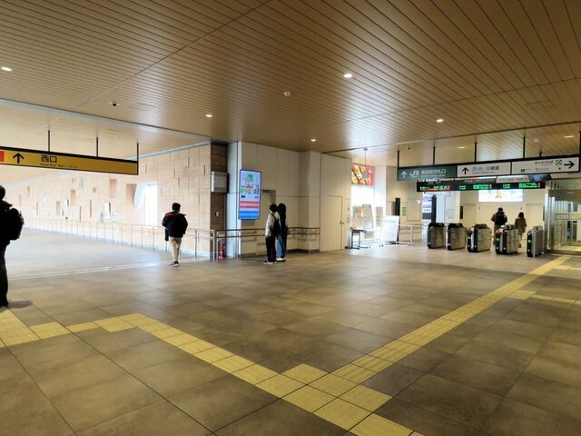 青森駅改札.jpg